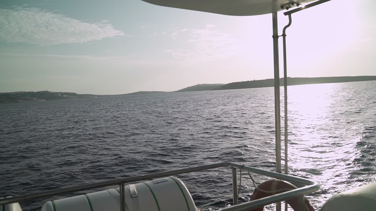 las islas de malta se ven desde el barco navegando en el océano