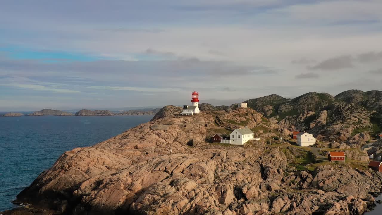 faro costero. el faro de lindesnes es un faro costero en el extremo sur de noruega.