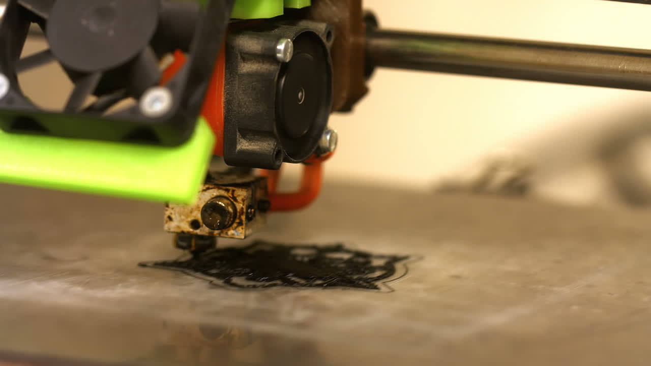 - primer plano de una máquina dibujando un diseño en una tabla de madera