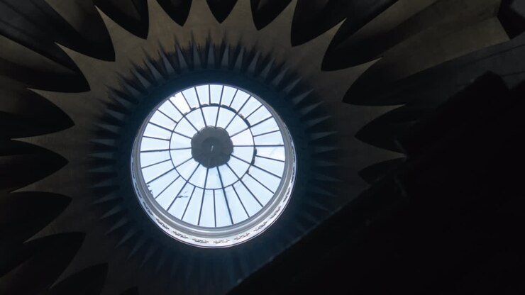 Paloma volando bajo la cúpula de una iglesia