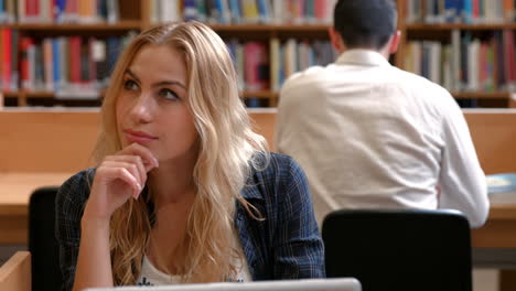 Schüler,-Die-In-Der-Bibliothek-Arbeiten