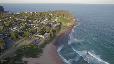 Vista-Aérea-Sobre-La-Playa-De-Avalon-En-Sydney,-Nsw,-Australia---Disparo-De-Drones