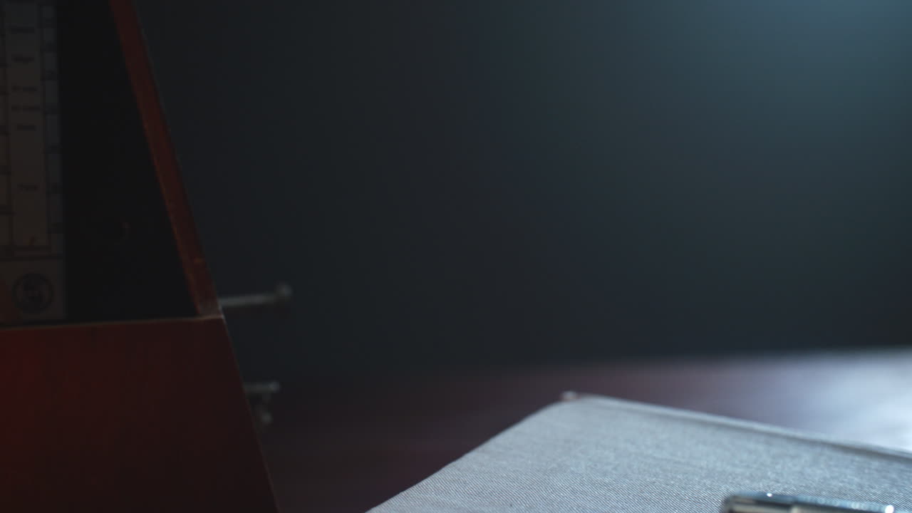 Metronome set the rythm in the dark, old room