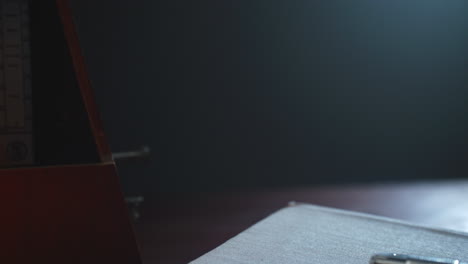 metronome set the rythm in the dark, old room