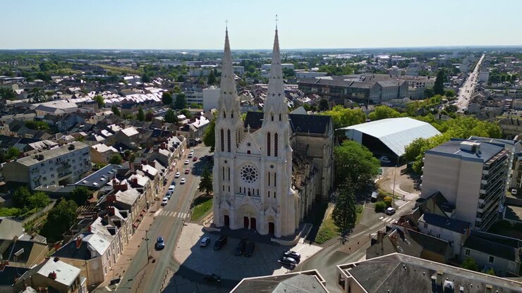 Vista aerea di una città con una chiesa prominente