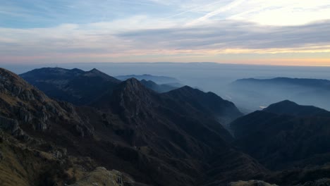 Vista-Aérea-De-Alta-Velocidad-De-Drones-Fpv-Sobre-La-Montaña-Resegone-De-Los-Alpes-Italianos-Al-Atardecer-En-El-Norte-De-Italia