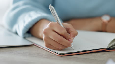 manos, escritura y libro de mujer con una pluma