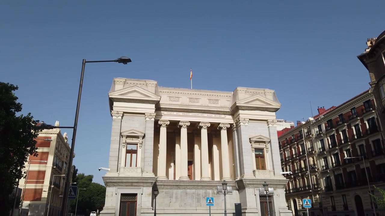 Madrid, Spagna. Vista dal basso della facciata neoclassica del Casón del Buen Retiro e strada cittadina.
