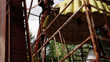 cesta amarilla de rueda de la fortuna en pripyat en zoom en vista de primer plano