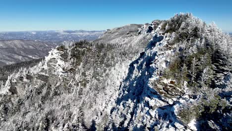 Baumwipfel,-Nadelbäume-Zwischen-Klippen-Im-Schnee-Und-Raureifeis-Auf-Dem-Großvaterberg-In-North-Carolina