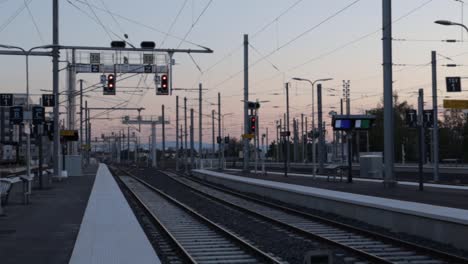 Estaciones-De-Tren-Vacías-Sin-Nadie-En-Los-Andenes-Durante-La-Puesta-De-Sol,-Toma-Panorámica