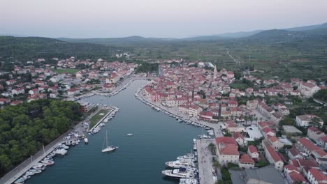 Stari-Grad-Situado-Al-Final-De-La-Ensenada-Del-Adriático-En-La-Isla-De-Hvar,-Croacia