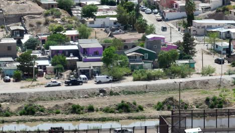 patrulla fronteriza suv y vehículo militar humvee sentado junto a la pared y río grande en la frontera de méxico y estados unidos