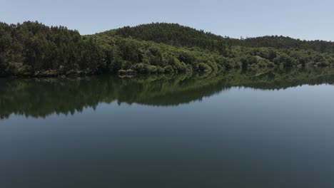 Bewaldete-Berge-Mit-Reflexionen-über-Idyllischen-See-In-Der-Nähe-Von-Pontevedra,-Galicien,-Spanien