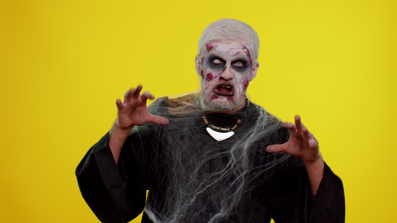 hombre siniestro aterrador halloween zombi haciendo juguetones expresiones faciales tontas haciendo grimasas haciendo tonterías
