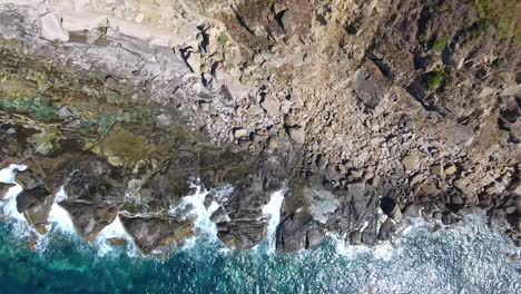 Toma-Aérea-Vertical-Por-Drones-De-Los-Acantilados-De-Bejaia-Con-Vistas-Al-Mar-Mediterráneo