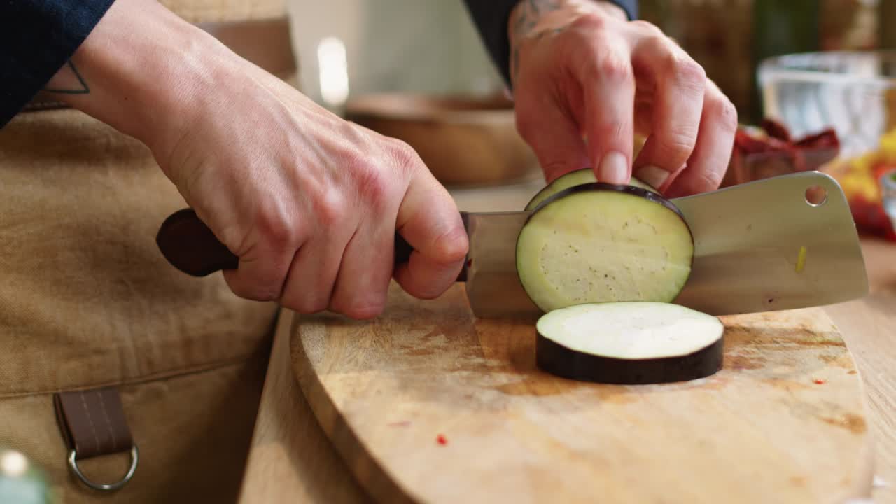 요리사 의 손 이 양배추 를 둥글게 잘라내는 것