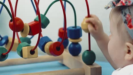 niño juega con un juguete multicolor 23