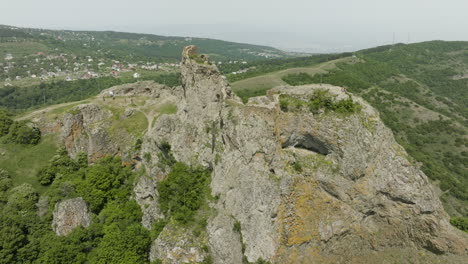 ruinas rocosas de la fortaleza medieval de azeula contra el paisaje urbano de kojori