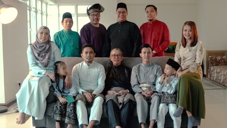 el momento de la celebración del eid mubarak, una gran foto de familia