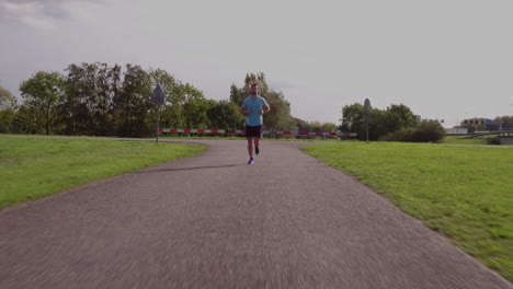 joven corriendo en el dique holandés