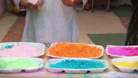 personas no identificadas jugando a holi con polvo de color en un entorno doméstico | celebraciones de holi | video de holi para comerciales y otros casos de uso
