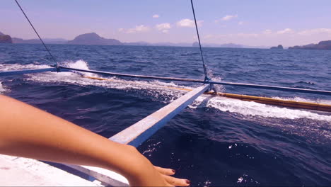 Brazo-Femenino-Ondeando-Como-El-Cristalino-Océano-Azul-Profundo-En-El-Nido,-Filipinas,-En-Un-Maravilloso-Y-único-Viaje-En-Barco,-Vacaciones-De-Ensueño-Y-Vacaciones