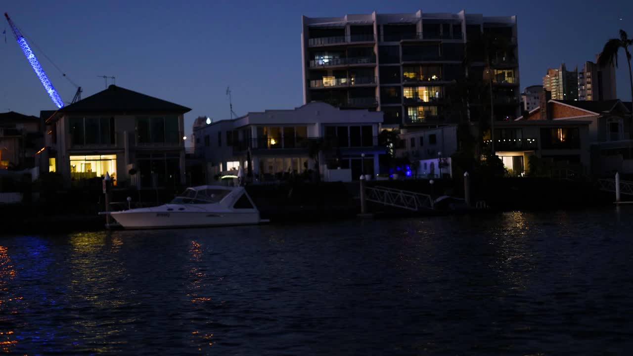 야간 에 건물 을 지나가는 요트