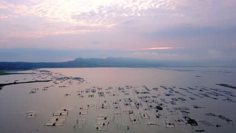 Luftaufnahme-Vieler-Fischkäfige-Auf-Dem-See-Mit-Bewölktem-Sonnenaufgangshimmel---Rawa-Pening-Lake,-Indonesien