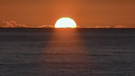 Teleobjetivo-De-La-Atardecer-De-Medianoche-A-Través-De-Las-Nubes-Al-Sur-De-La-Isla-De-Ellesmere-En-Nunavut,-Canadá