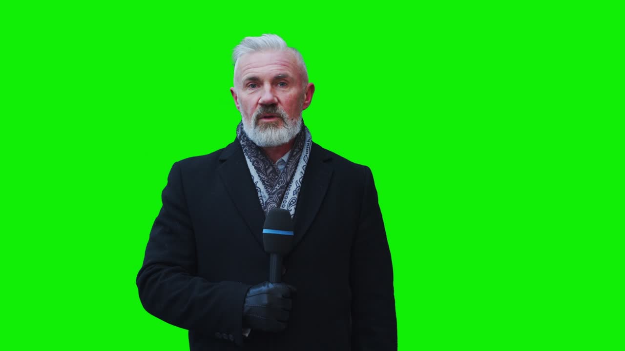 tv 생방송 뉴스 프로그램: 백인 남성 진행자 녹색 스크린 크로마 키 스크린 사진. 텔레비전 케이블 채널 커 대화. 네트워크 방송 모의 재생