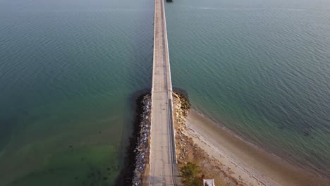 Toma-De-Vista-Aérea-Que-Revela-La-Isla-En-Un-Paisaje-Costero-En-Hull-Massachusetts