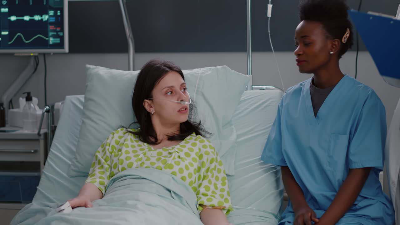 equipo de médicos escribiendo experiencia en la enfermedad en el clipboard monitoreando el síntoma de la enfermedad