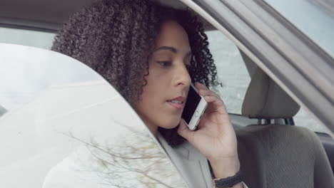 tráfico, llamada telefónica y conductor de coche tarde