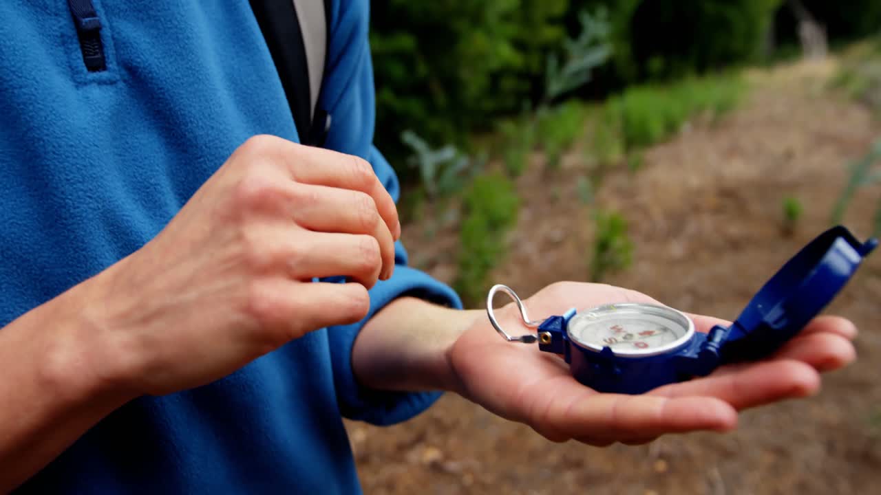 나침반 을 들고 있는 여자
