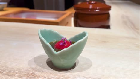 un postre elegante exhibido en un plato único