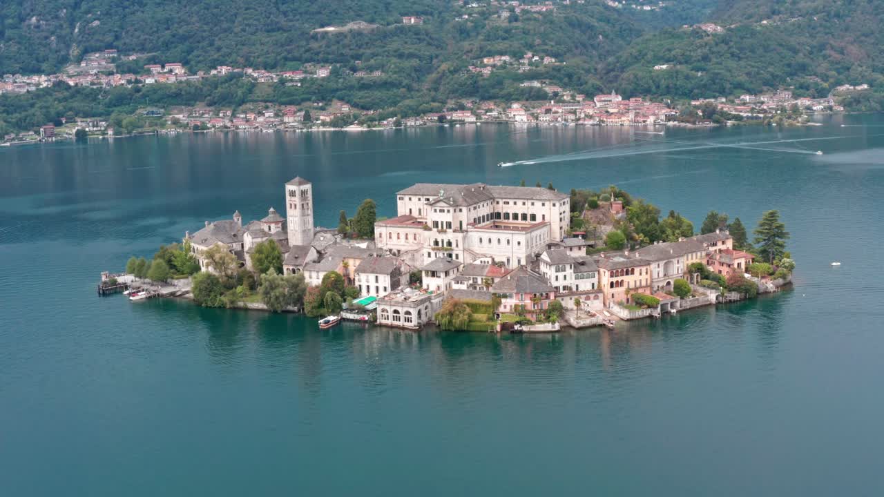 이탈리아 오르타 호수에 있는 인상적인 산 줄리오 섬 (isola di san giulio) 은 평온한 물에 둘러싸인 역사적인 건물과 함께 공중에서 볼 수 있습니다.