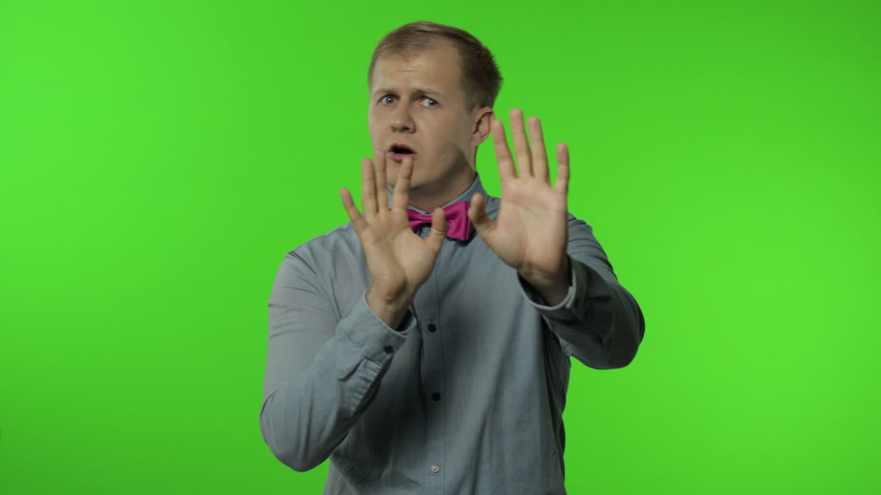 hombre asustado con su propia fobia, levantando las manos, en pánico miedo de mirar, evento de horror, asustado