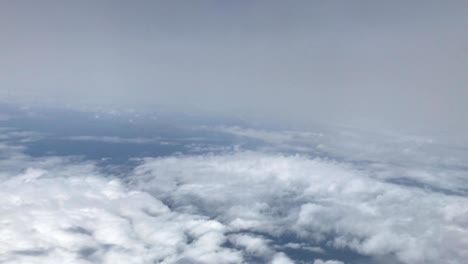 vista de las nubes desde la ventana del avión
