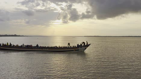 Kanu-Oder-Boot-Mit-Menschen,-Die-Den-Fluss-überqueren