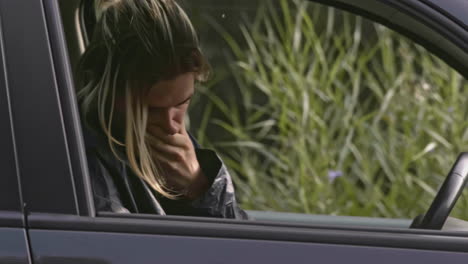 mujer conduciendo un coche - angustia