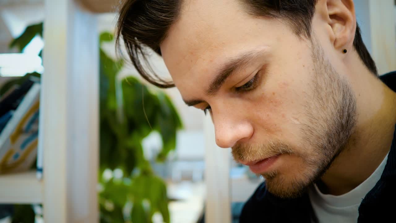 un joven lee mensajes en el teléfono. comunicación con amigos y parientes.