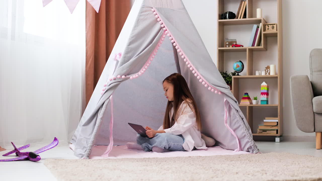 집에 있는 작은 소녀