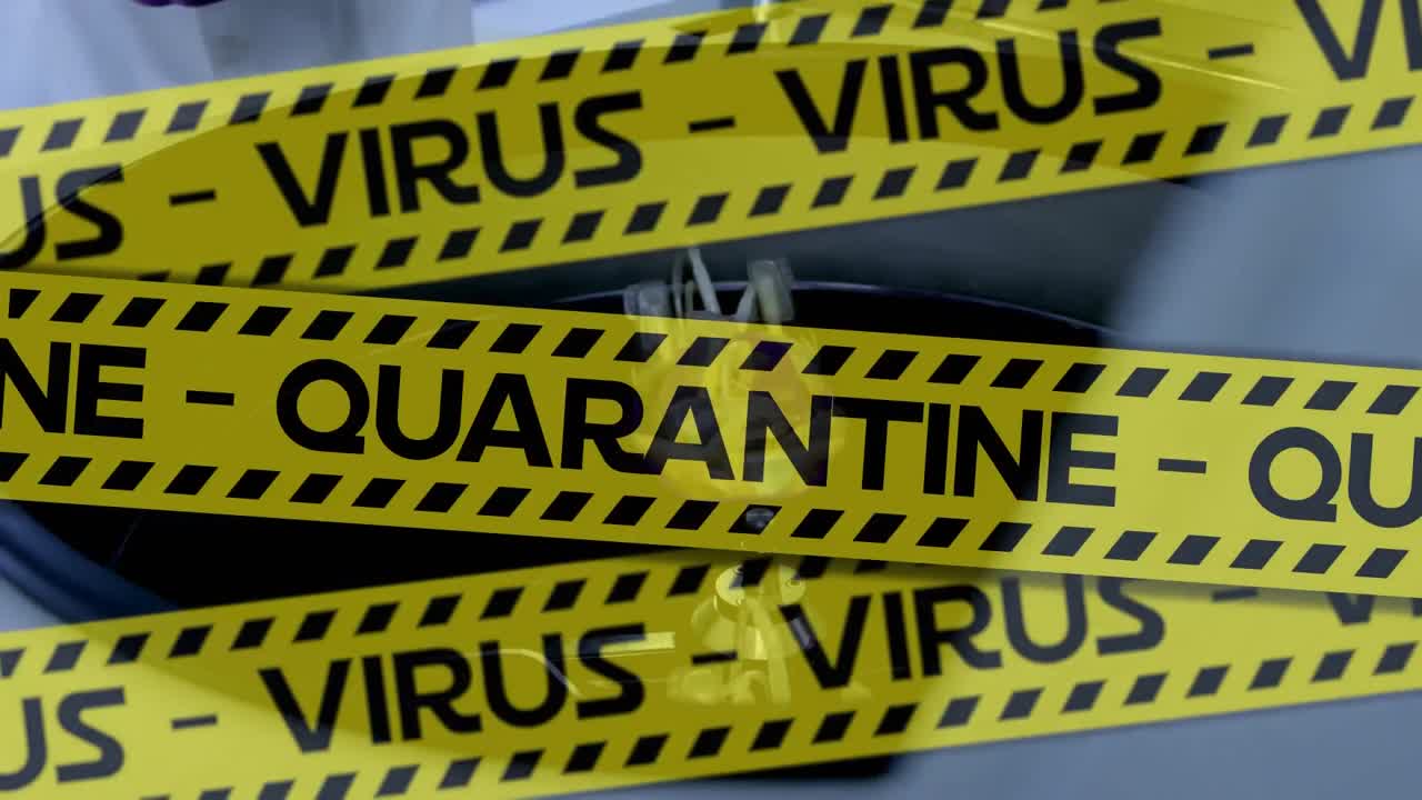 Animação de fitas da polícia sobre médico caucasiano a colocar duas caixas com bolsas de sangue no laboratório.