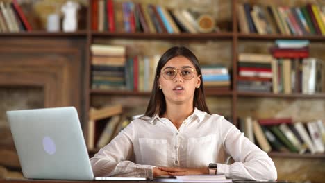 mujer dando una presentación de video de una biblioteca
