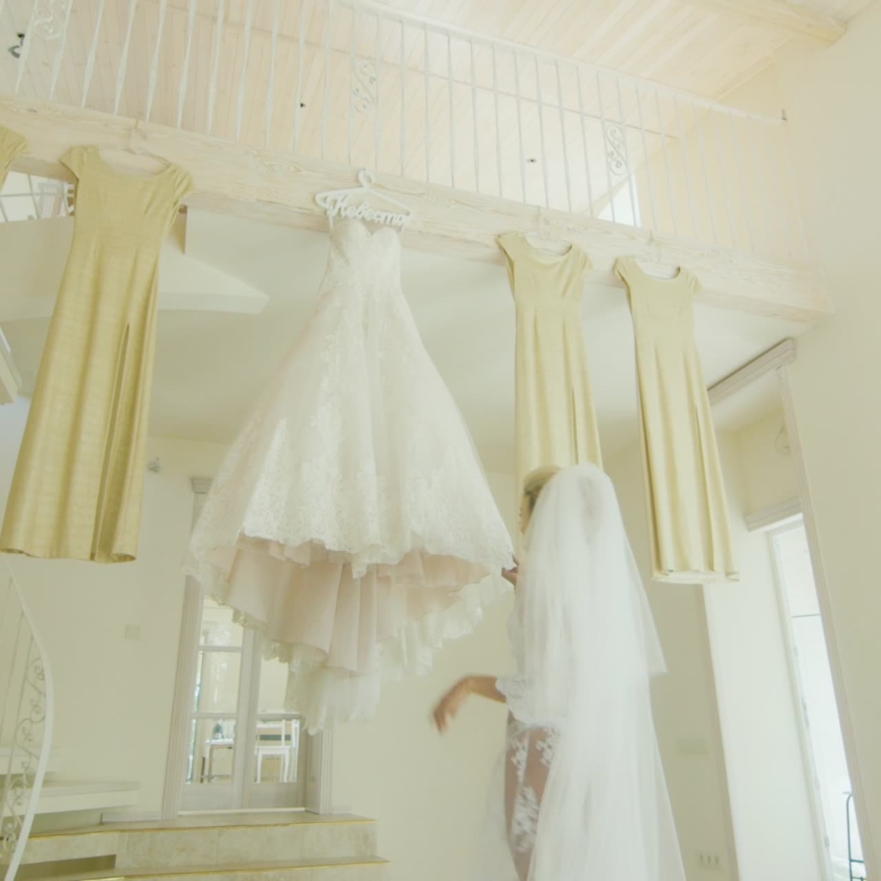 웨딩 드레스에 어울리는 아름다운 옷을 입은 신부