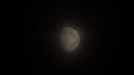 la luna en la noche con nubes que pasan