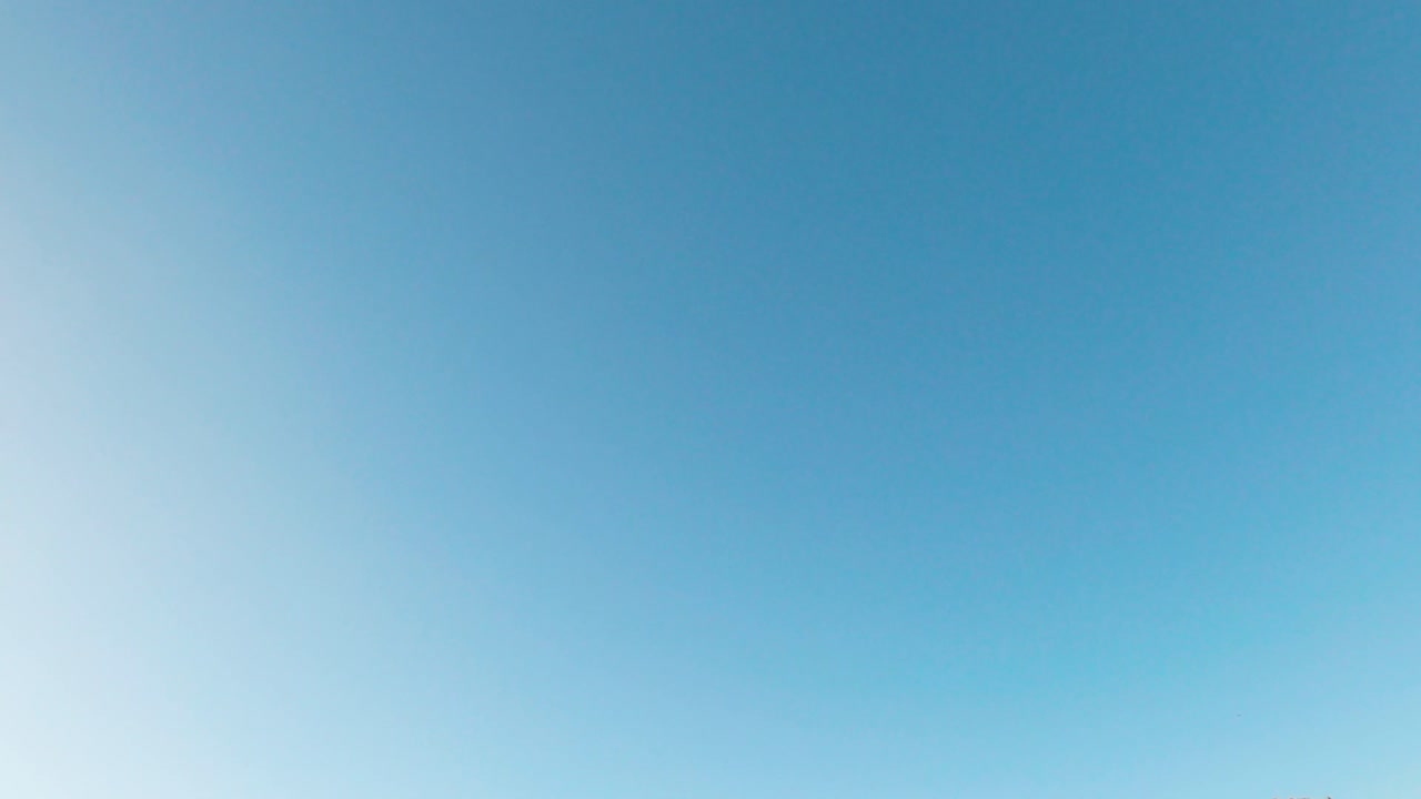 Un altro cielo blu perfetto di giorno con contrasto.