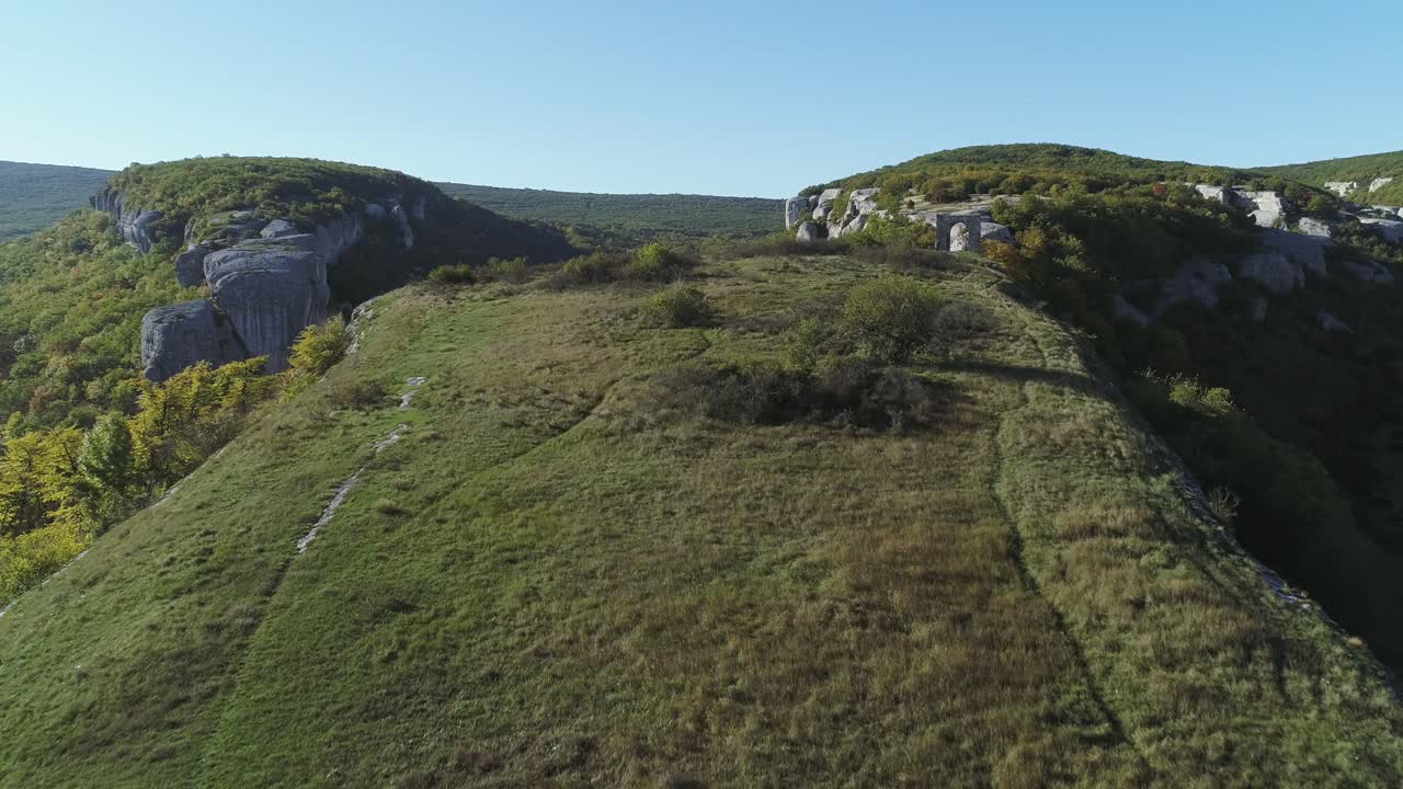 vista aérea del paisaje de montaña rocosa con valle y bosque