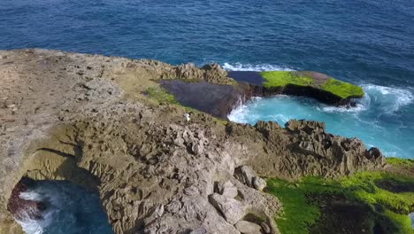 fantástica vista aérea de imágenes de disparos de drones de vuelo flotante de lágrimas del diablo en nusa lembongan